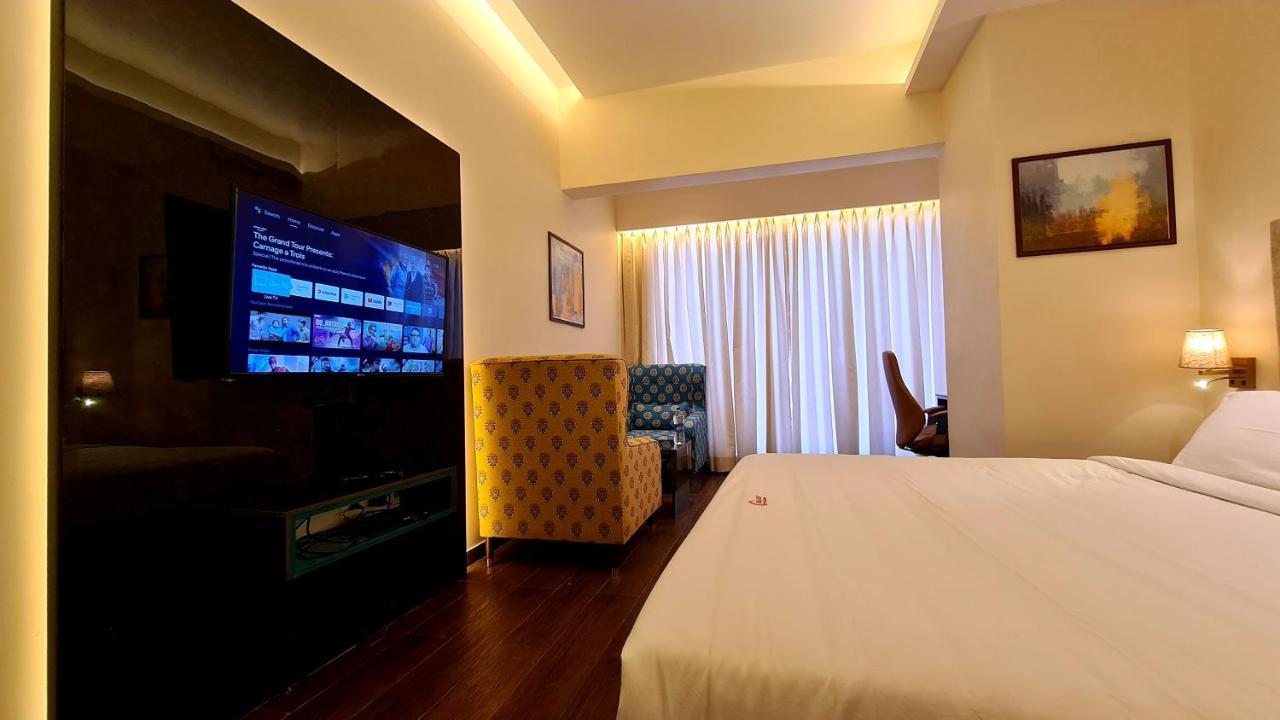 Galaxy Club & Hotel Bijāpur Exteriör bild