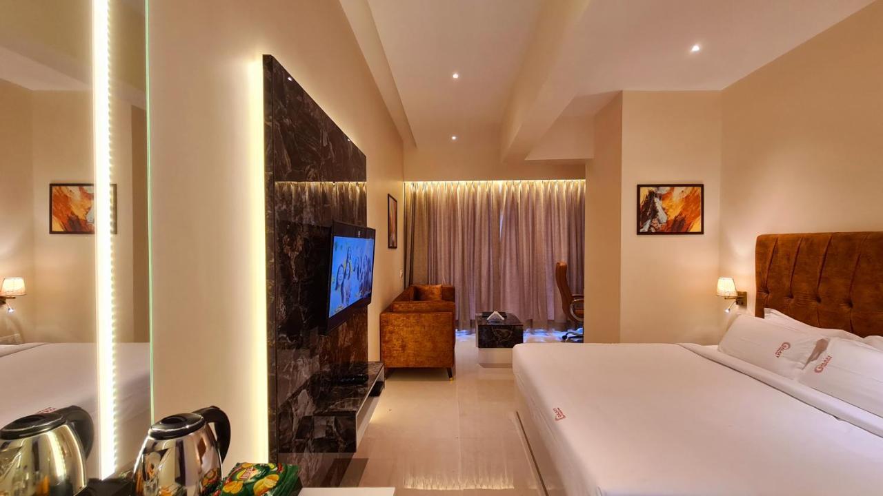 Galaxy Club & Hotel Bijāpur Exteriör bild