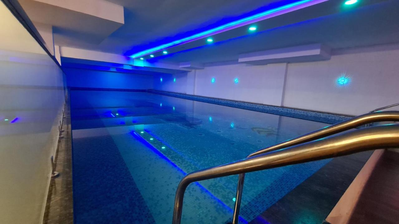 Galaxy Club & Hotel Bijāpur Exteriör bild