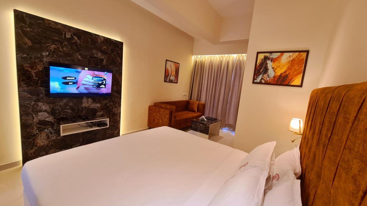 Galaxy Club & Hotel Bijāpur Exteriör bild