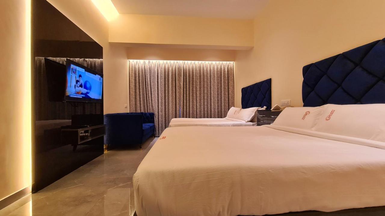 Galaxy Club & Hotel Bijāpur Exteriör bild