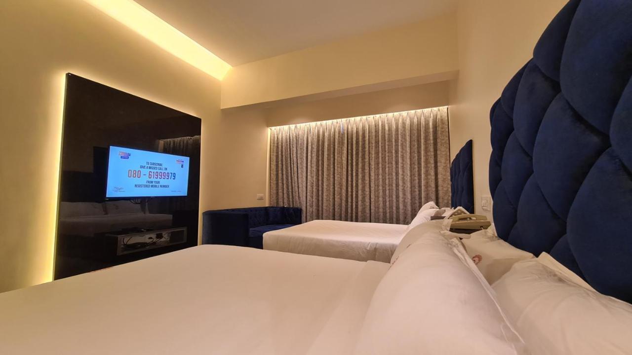 Galaxy Club & Hotel Bijāpur Exteriör bild