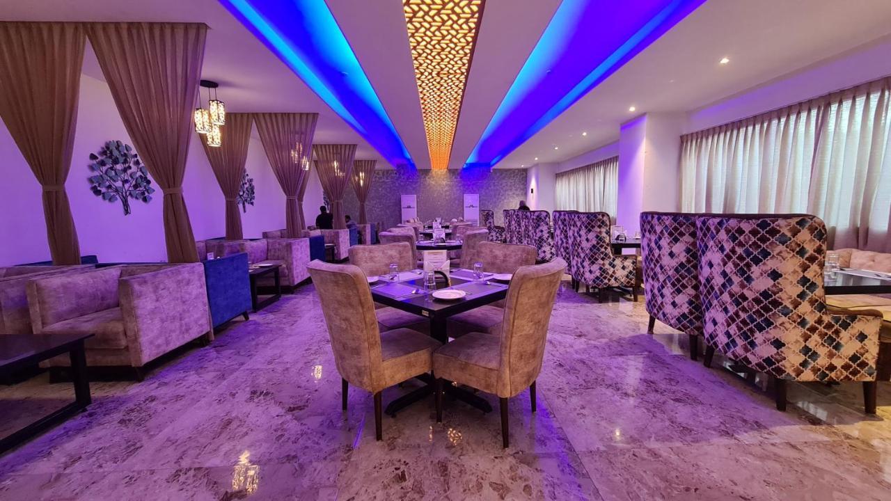 Galaxy Club & Hotel Bijāpur Exteriör bild