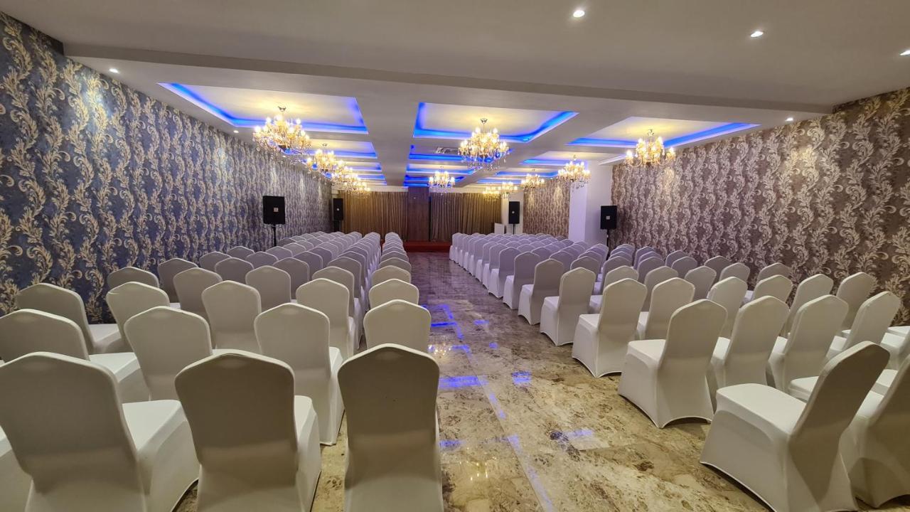 Galaxy Club & Hotel Bijāpur Exteriör bild