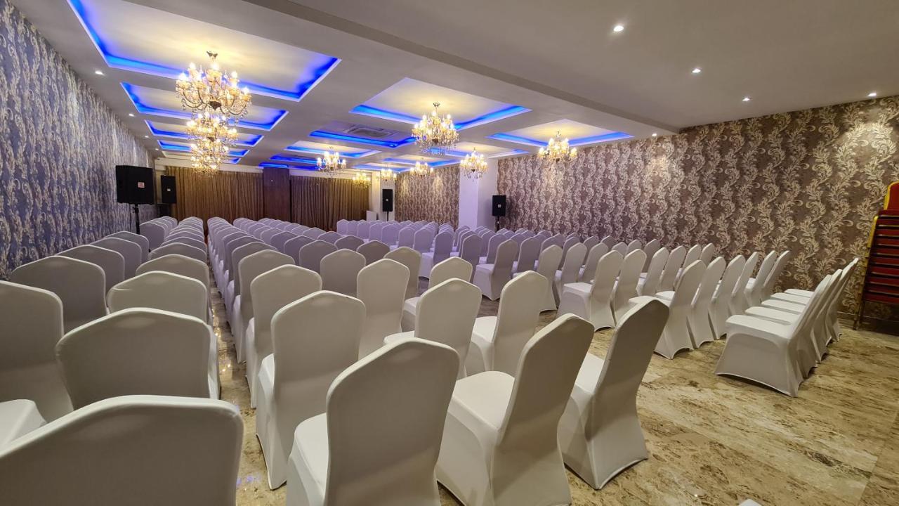 Galaxy Club & Hotel Bijāpur Exteriör bild