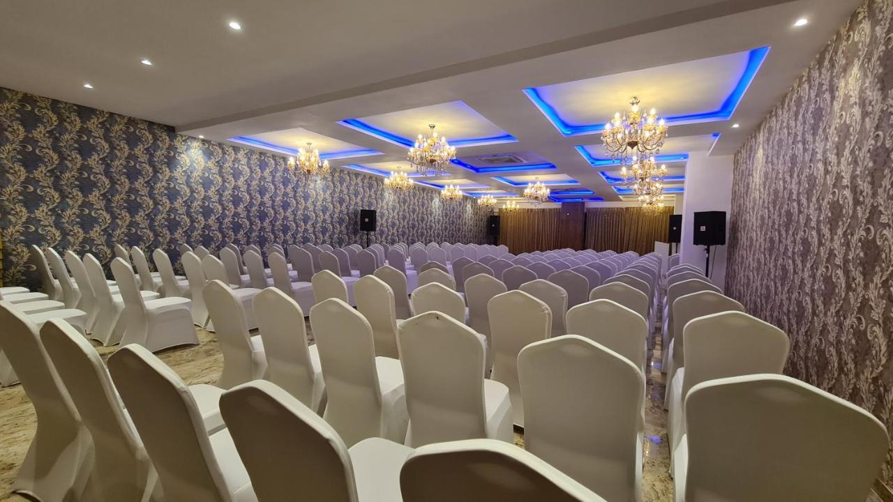 Galaxy Club & Hotel Bijāpur Exteriör bild