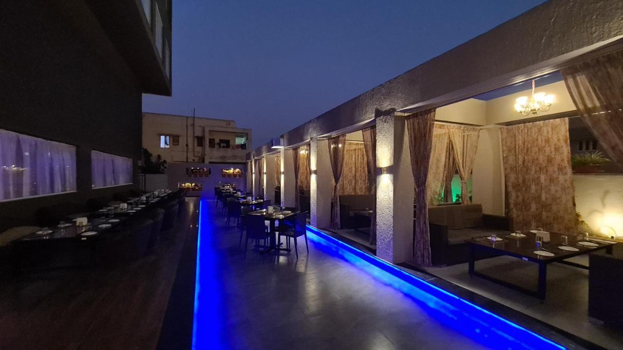 Galaxy Club & Hotel Bijāpur Exteriör bild