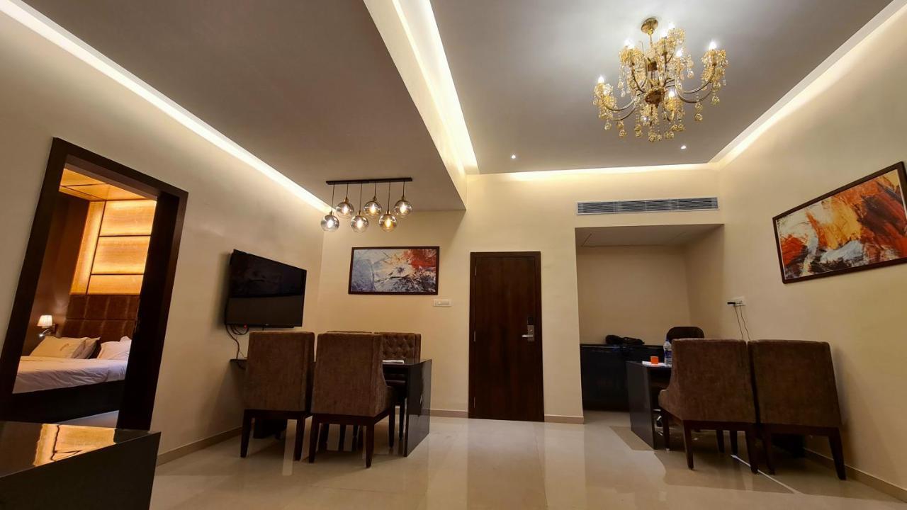Galaxy Club & Hotel Bijāpur Exteriör bild
