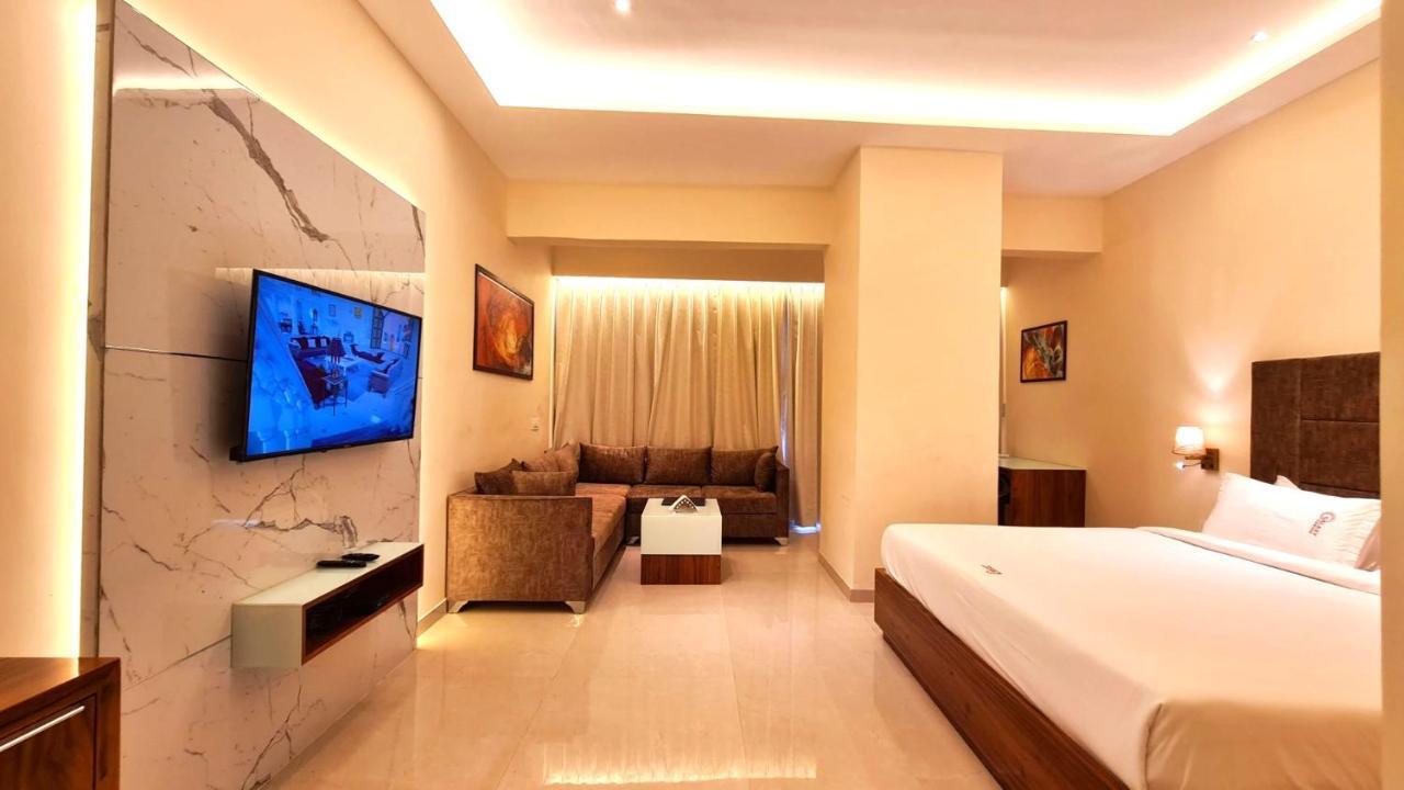 Galaxy Club & Hotel Bijāpur Exteriör bild