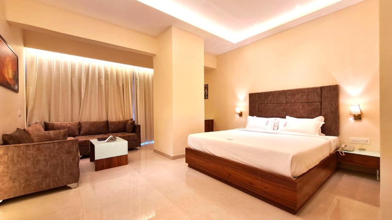 Galaxy Club & Hotel Bijāpur Exteriör bild