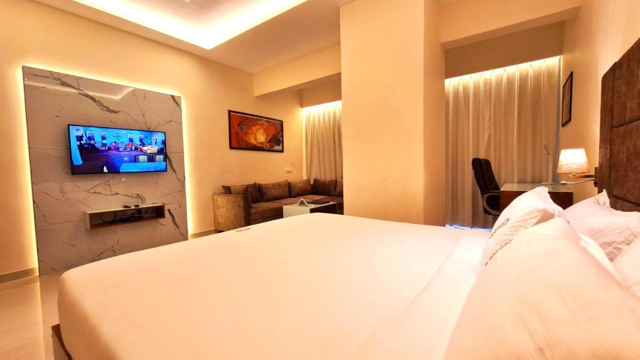 Galaxy Club & Hotel Bijāpur Exteriör bild