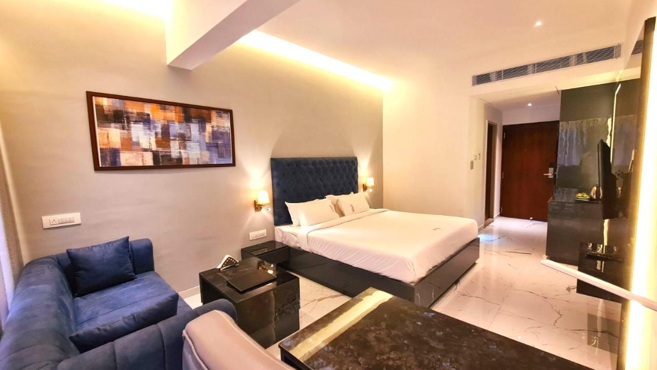 Galaxy Club & Hotel Bijāpur Exteriör bild