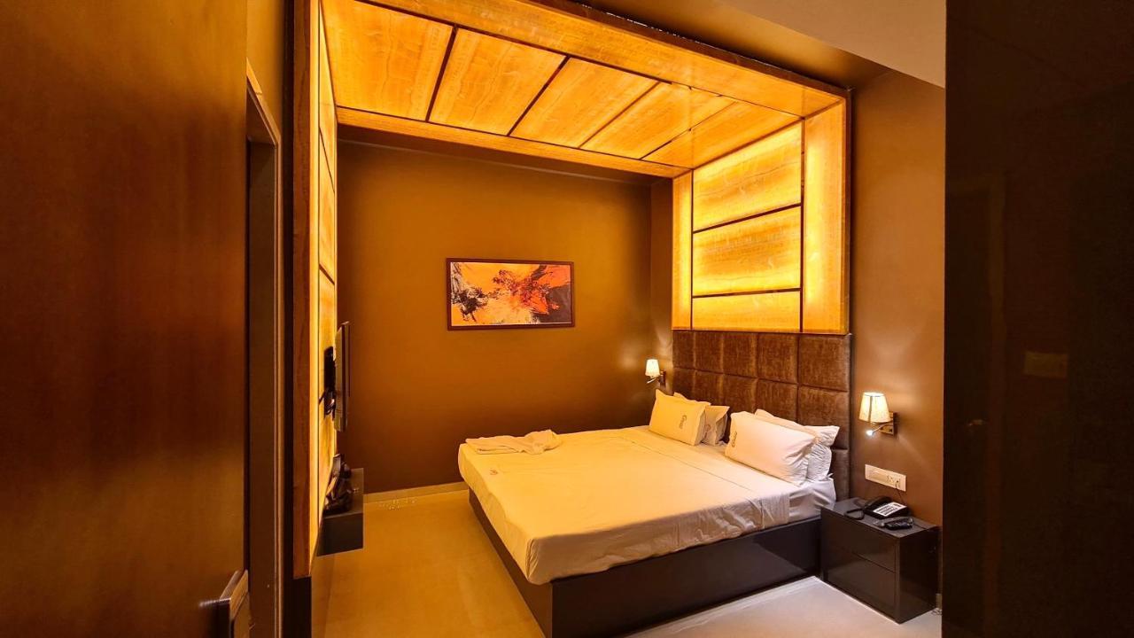 Galaxy Club & Hotel Bijāpur Exteriör bild